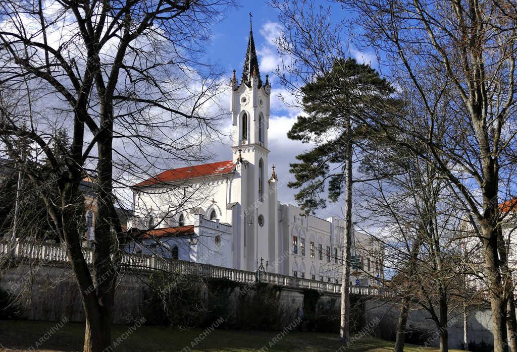 Egyházi épület - Veszprém - Ecclesia Reginae Mundi templom