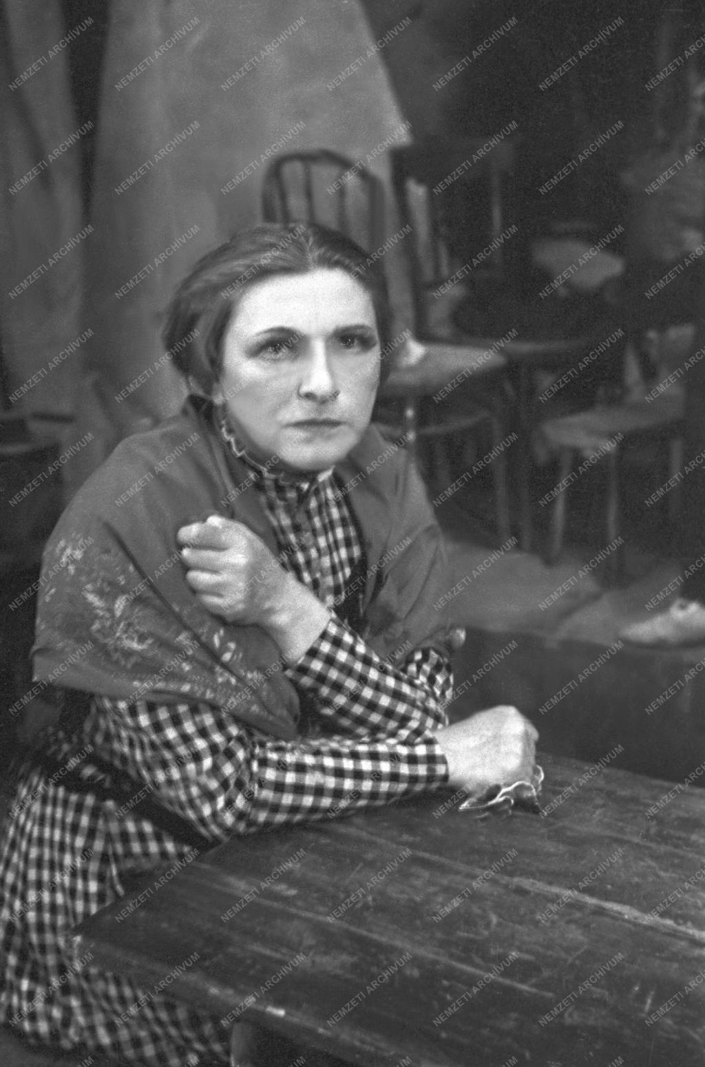 Kultúra – Makszim Gorkij Éjjeli menedékhely című színművének bemutatója a Vígszínházban