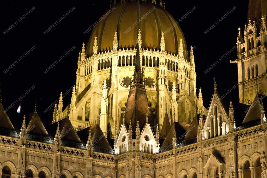 Épület - Budapest - Elkészült a Parlament díszkivilágítása