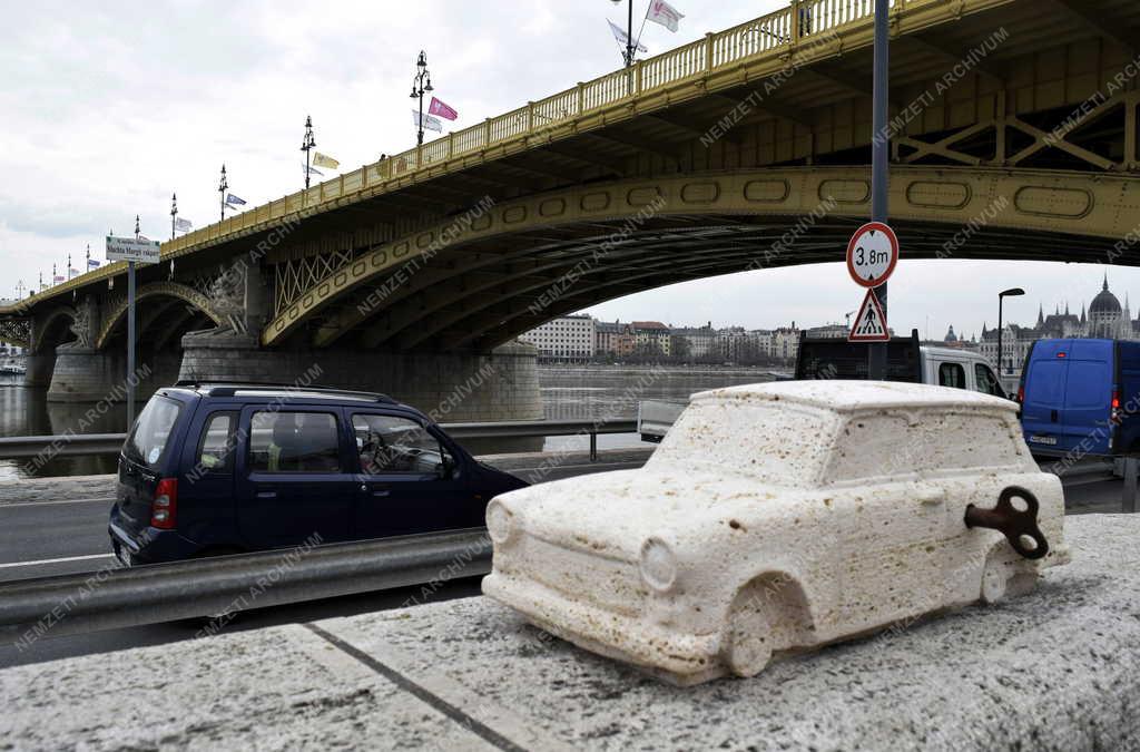 Kultúra - Budapest - Kolodko Felhúzható Trabant szobra
