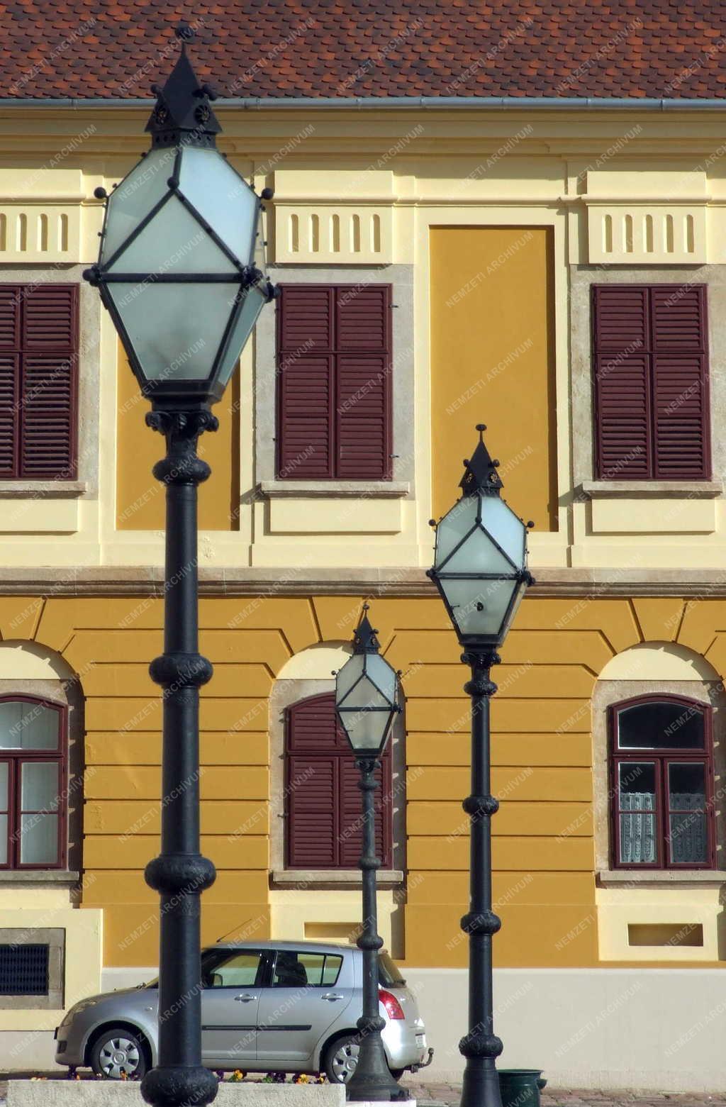 Köztéri világítás - Lámpatestek Pécsen