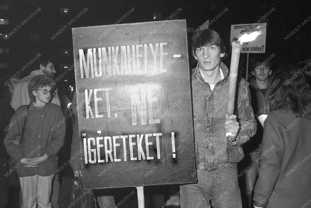 Társadalmi kérdés - KISZ Demonstráció Ózdon