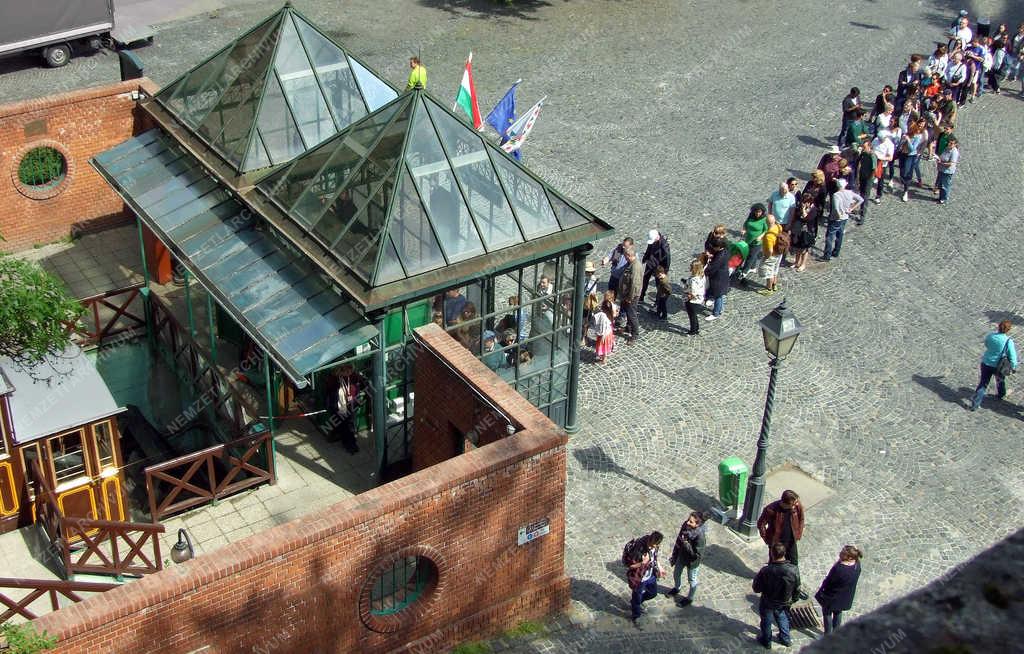 Városkép - Budapest - Turisták várakoznak a Budavári Siklóra