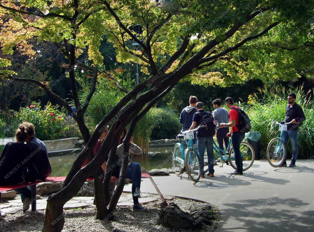Városkép - Budapest - Külföldi turisták a Margitszigeten