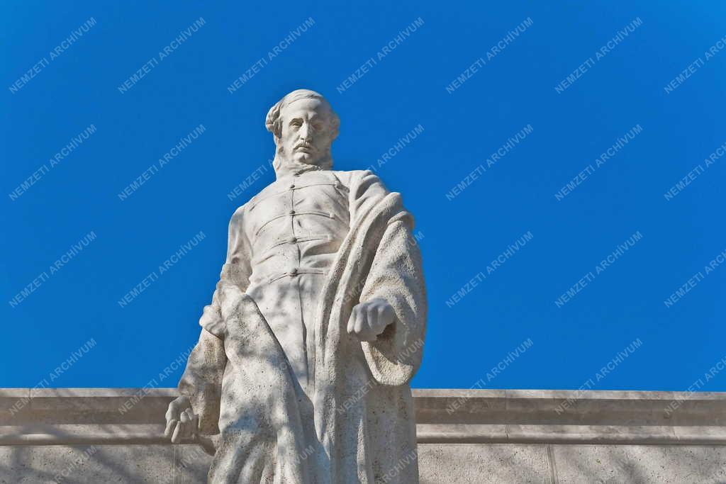Műalkotás - Budapest - Kossuth Lajos szobra a Parlamentnél
