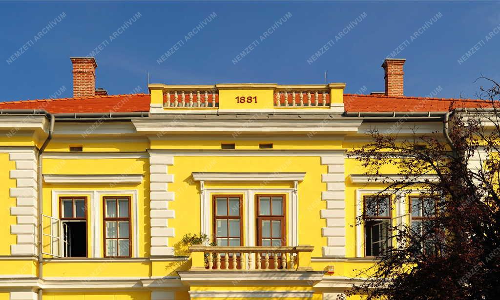 Kapuvár - Középület