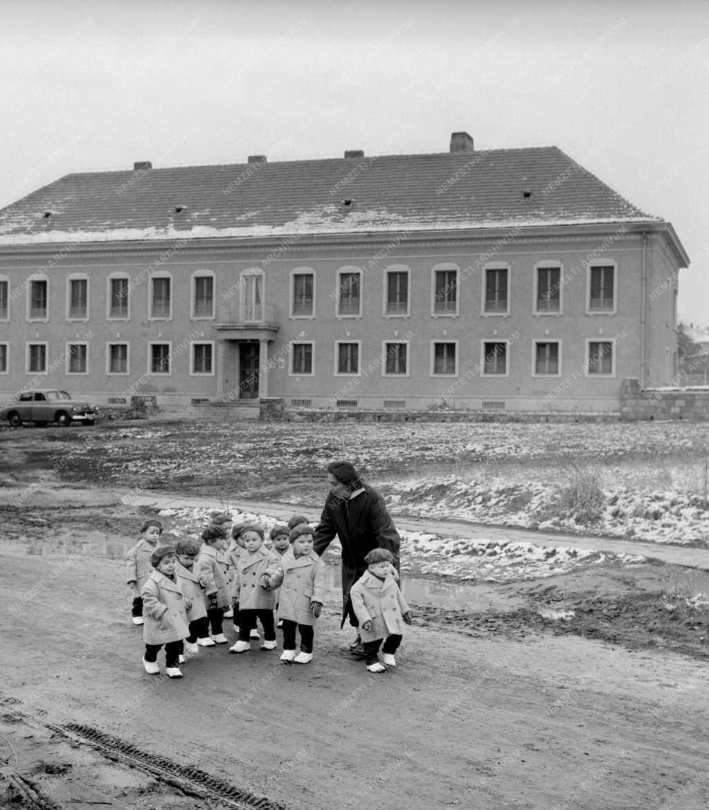 Egészségügy - Állami gondozás - Új csecsemőotthon Egerben