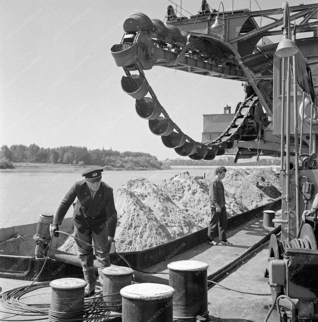 Bánya - Homokbányászat a Tisza folyón