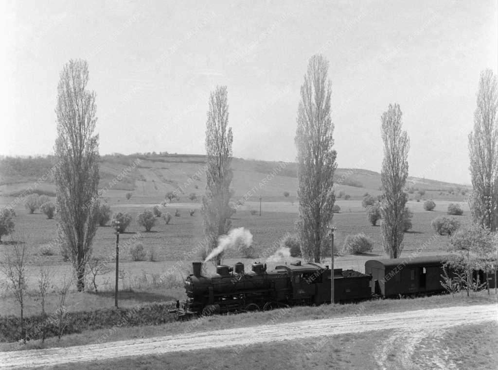 Közlekedés - Vasút a 6-os út mellett Hidasnál