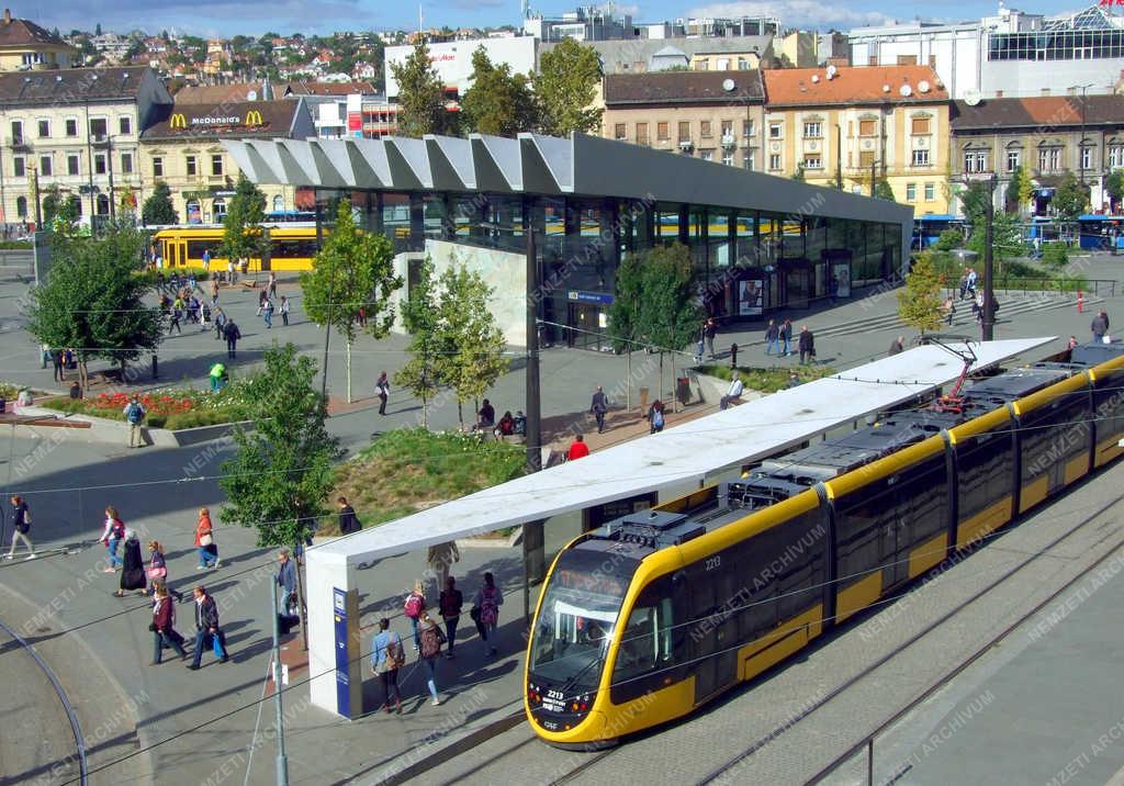 Közlekedés - Budapest - Villamosok a Széll Kálmán téren