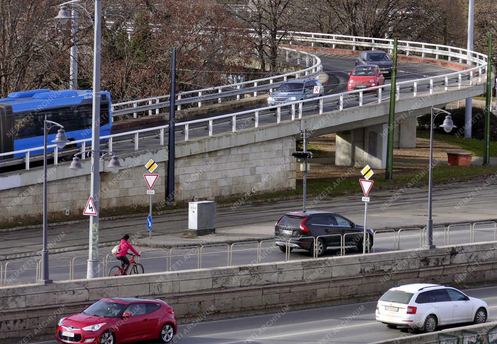 Közlekedés - Budapest - Az Erzsébet híd budai lehajtója