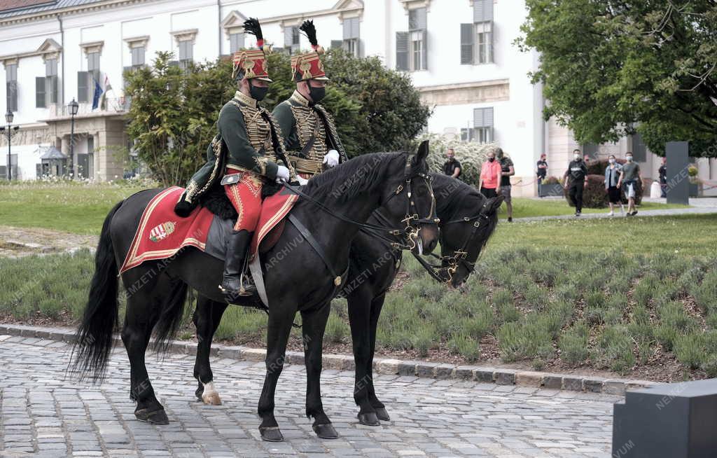 Budapest - Városkép - Nemzeti Lovas Díszegység a Budai Várban