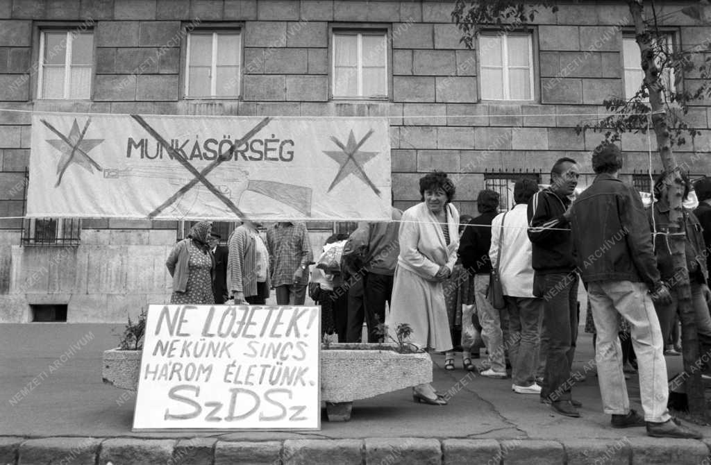 Demonstráció - Tüntetés a munkásőrség feloszlatásáért