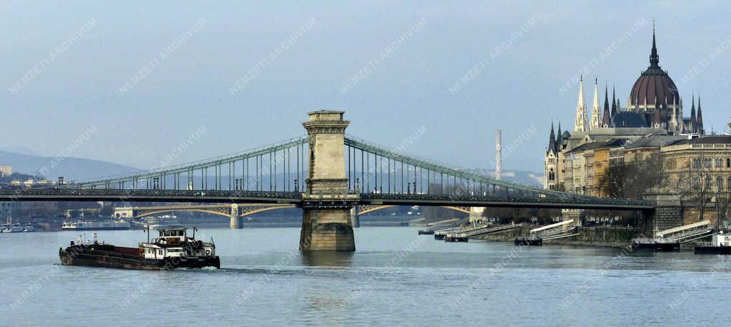 Vízi teherszállítás - Budapest - Osztrák teheruszály a Dunán