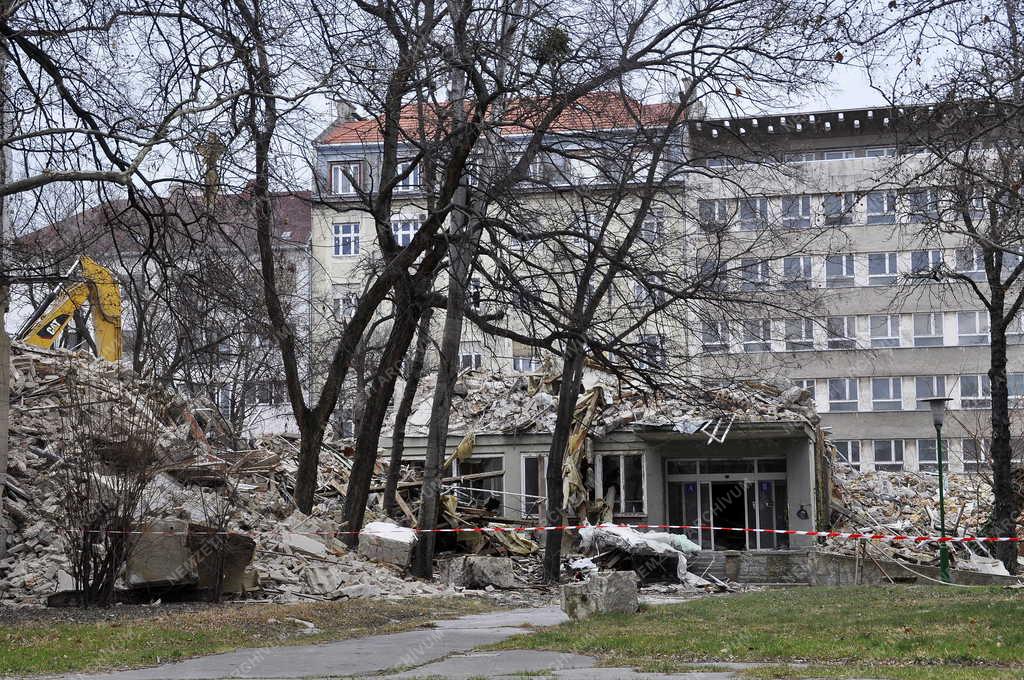 Településfejlesztés - Bontják az egykori BM Korvin Ottó Kórházat