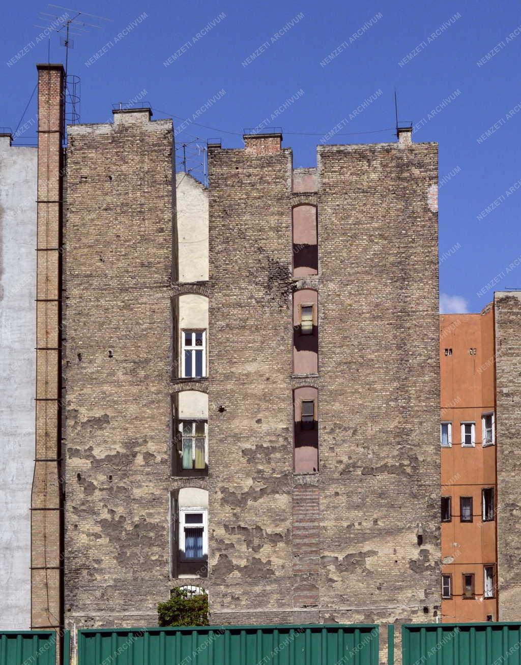 Épület - Budapest - Egy lakóház tűzfala