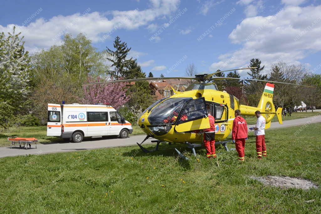 Mentőszolgálat - Vác - Betegszállítás helikopterrel