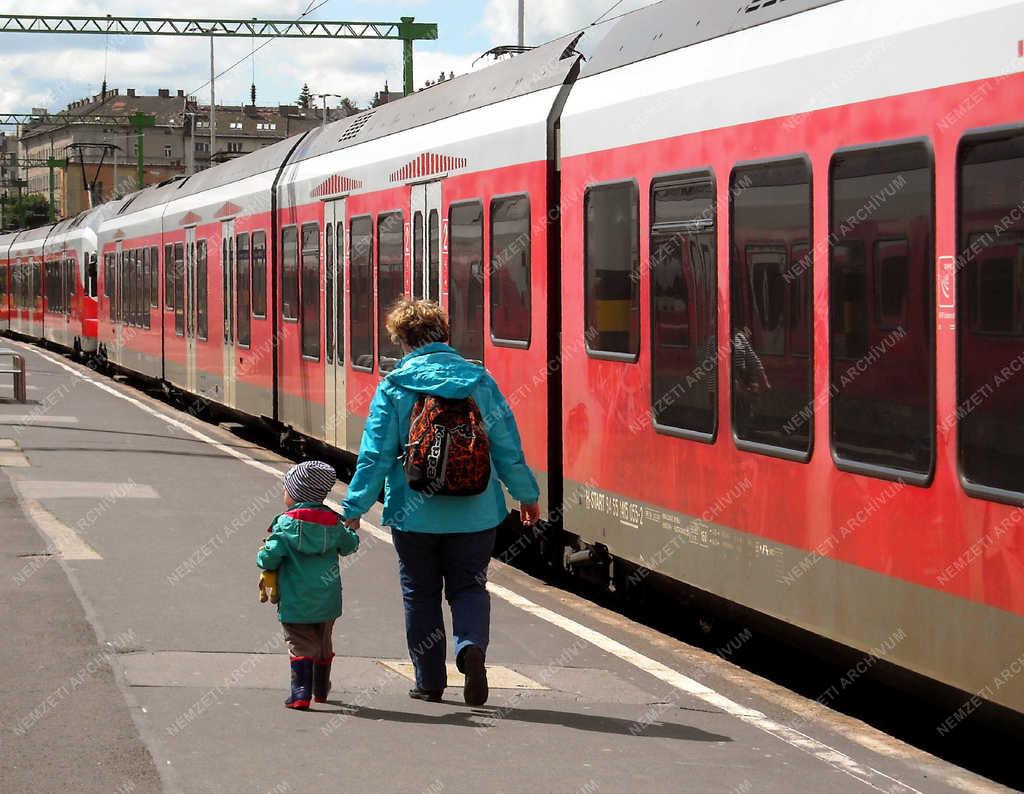 Közlekedés - Budapest - Családi vasúti utazás 