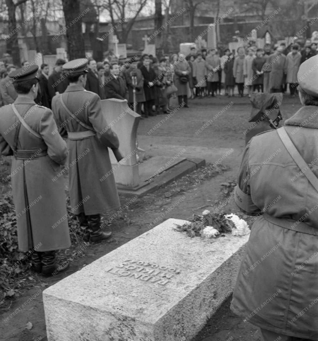 Évforduló - Koszorúzási ünnepség Radnóti Miklós halálának 20. évfordulója alkalmából