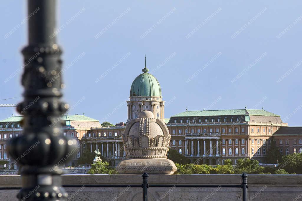 Városkép - Budapest - Sérült kőkorona