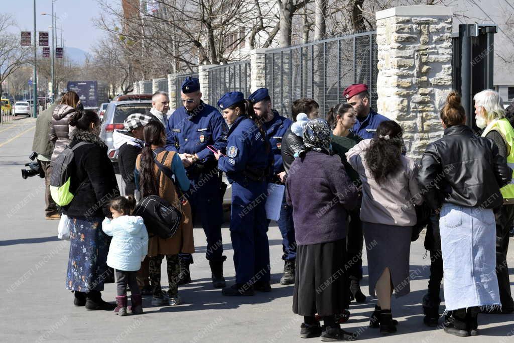 Társadalmi kérdés - Menekültek- Humanitárius tranzitpont nyílt a BOK csarnokban