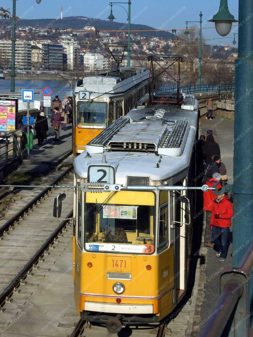 Közlekedés - Budapest - A BKK 2-es villamosai a Duna-parton