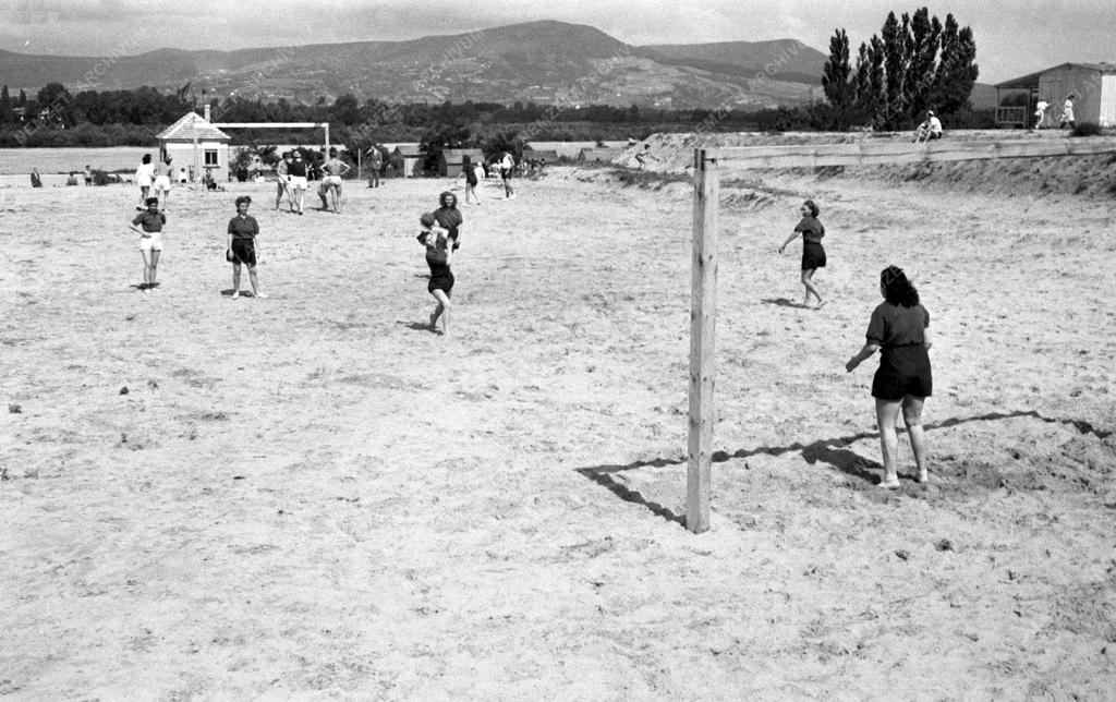 Szabadidő - Felavatták a bőripari szakszervezet gödi üdülőjét