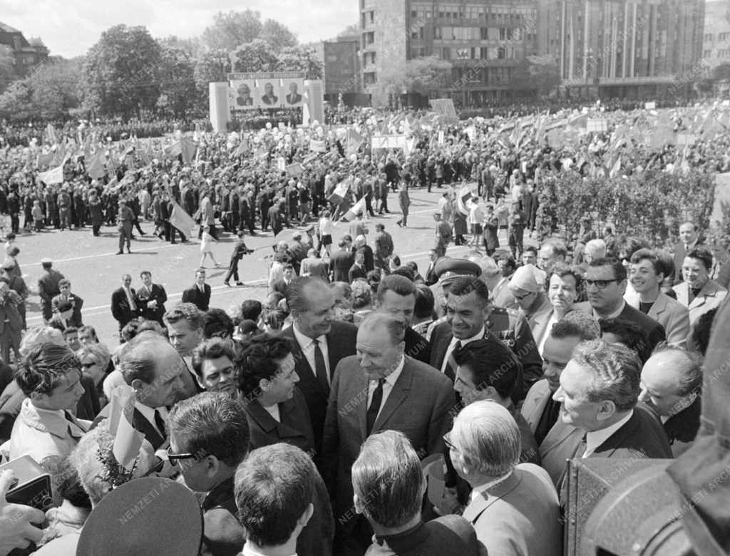 Történelem - Ünnep - Kádár János a május 1-jei felvonuláson