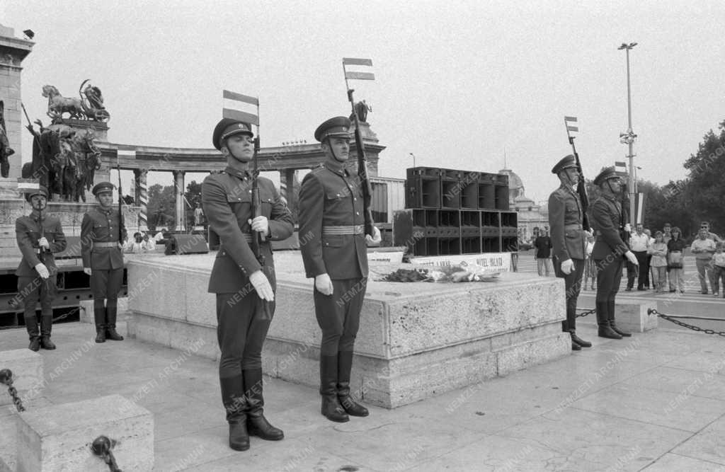 Ünnep - Díszőrség a Magyar Hősök emlékművénél