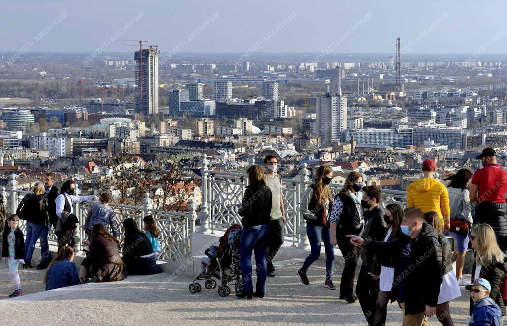 Szabadidő – Budapest – Kirándulók a Gellért-hegyen