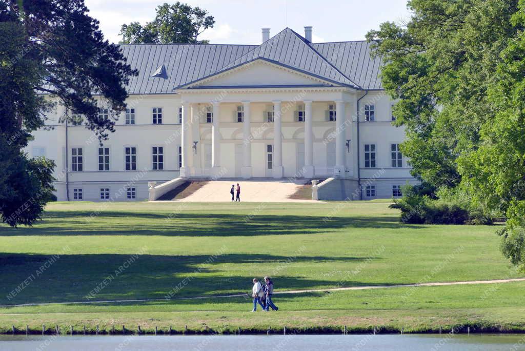 Műemlék - Dég - Megújult külsőleg a Festetics-kastély