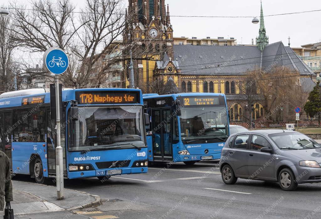 Közlekedés - Budapest - Forgalom az angyalföldi Béke téren