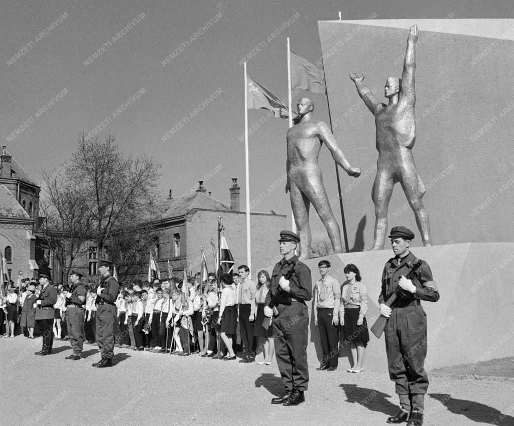 Belpoltika - Kultúra - Felszabadulási emlékmű avatása Angyalföldön