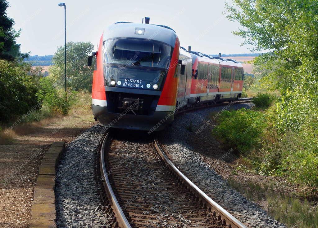 Közlekedés - Balatonfőkajár - A MÁV Start Zrt. személyvonata