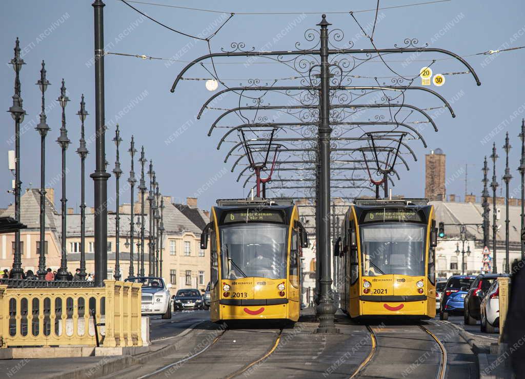 Közlekedés - Budapest - Forgalom a Margit hídon