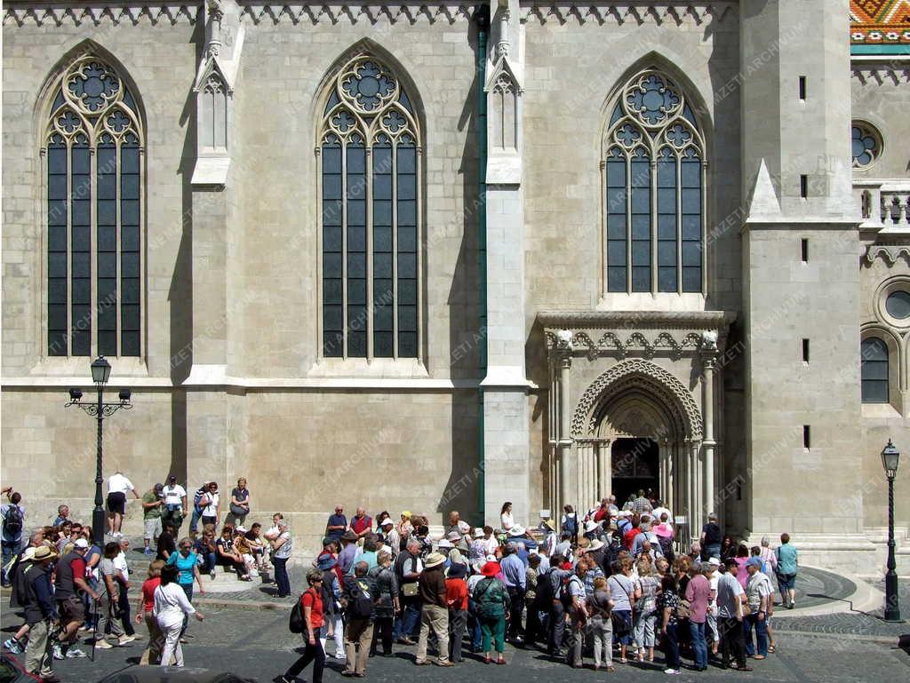 Idegenforgalom - Budapest - Turisták a Mátyás-templomnál