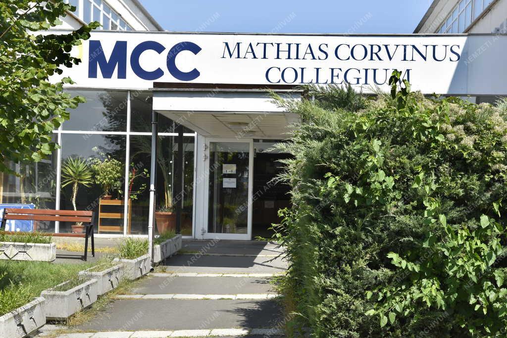 Oktatás - Mathias Corvinus Collegium