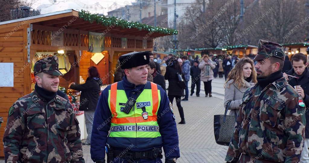 Közbiztonság - Debrecen - Rendőrök és katonák együttműködése 