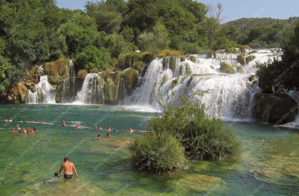 Horvátország - Krka Nemzeti Park - Fürdőzők a vízesésnél 