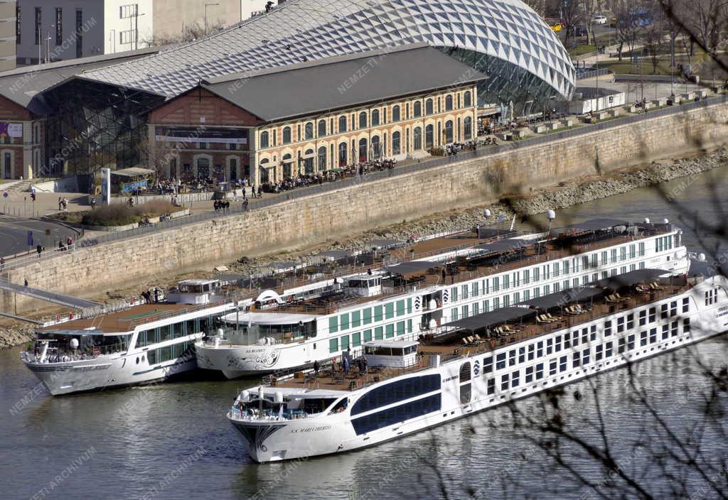 Idegenforgalom - Turistákat szállító külföldi hotelhajók újra a Duna folyón Budapestnél