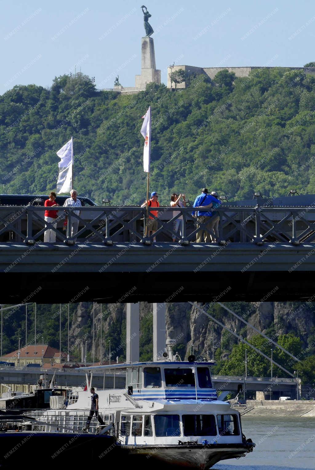 Városkép - Budapest - Turisták a Lánchídon