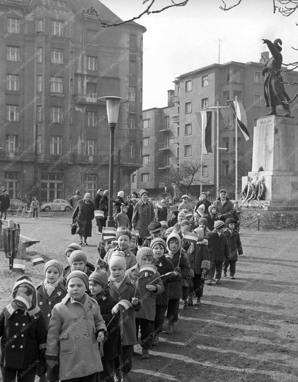 Ünnep - Március 15 - Koszorúzás a Bem-szobornál