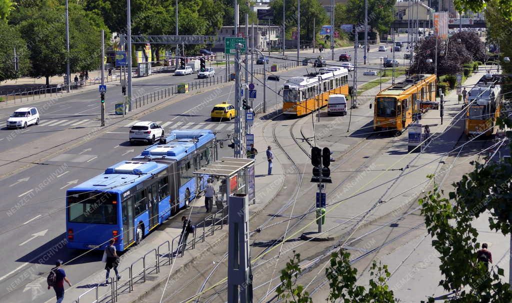 Városkép - Budapest - Közlekedési csomópont a Közvágóhídnál