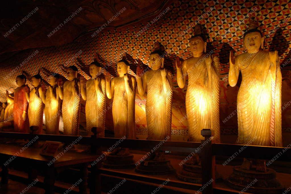 Srí Lanka - Dambulla - Buddha szobrok a barlangtemplomban