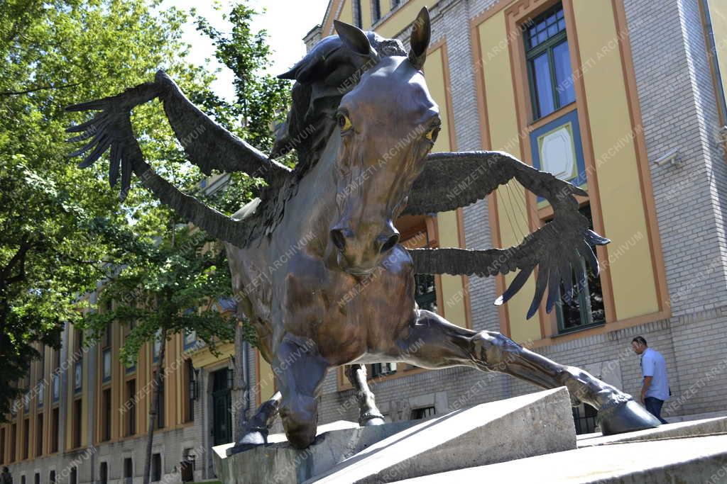 Műalkotás - Budapest - Táltos-szobor