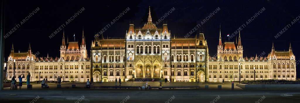 Budapest - Elkészült a Parlament díszkivilágítása