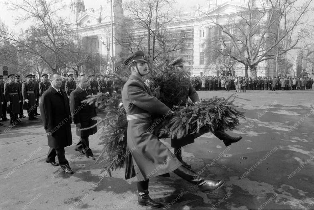 Belpolitika - Koszorúzás a Szabadság téren