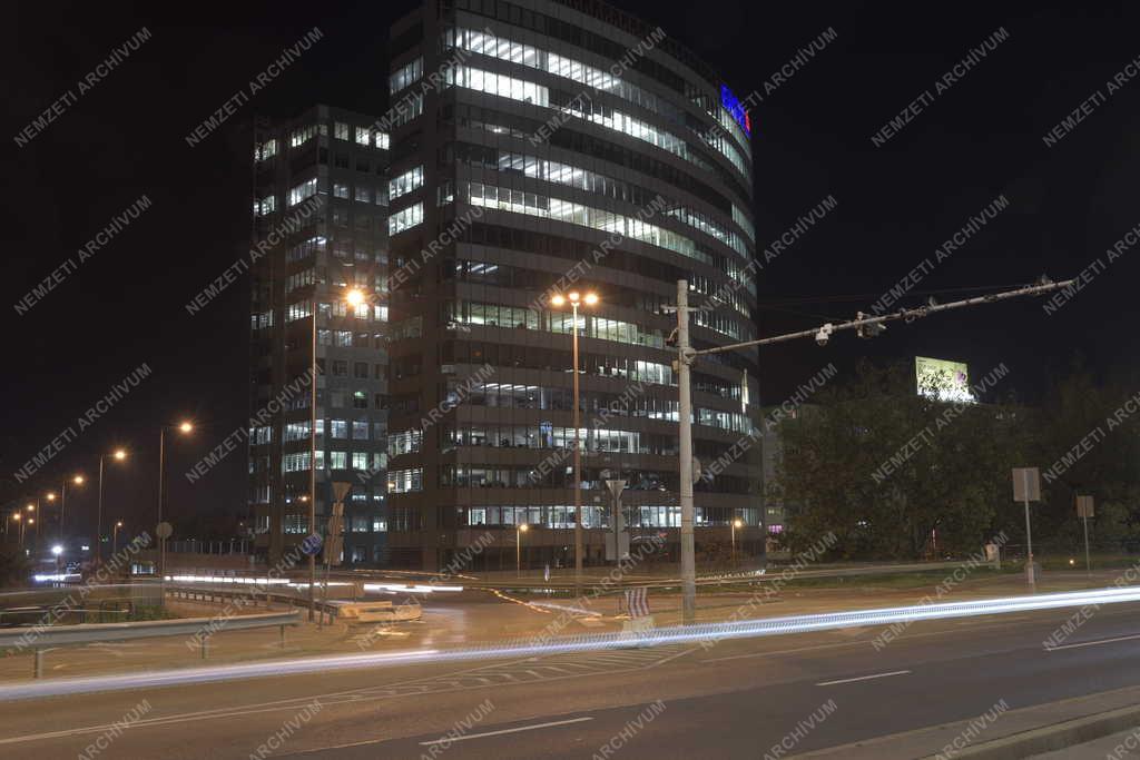 Városkép - Budapest - Esti kivilágításban az Europe Tower irodaház