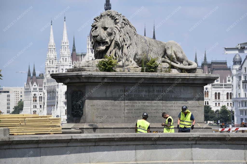 Településfejlesztés - Budapest - Felújítás alatt a Lánchíd