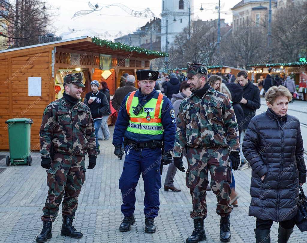 Közbiztonság - Debrecen - Rendőrök és katonák együttműködése 